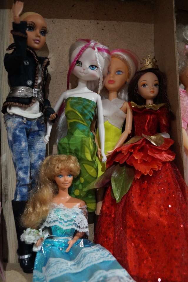 Вторая выписка ноября. Как поставить куклу на ножки, если их нет. Соединяю туловище и голову. У нас и пирамидки лечатся