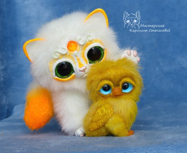 Котик Мирис играет с утенком и совятами