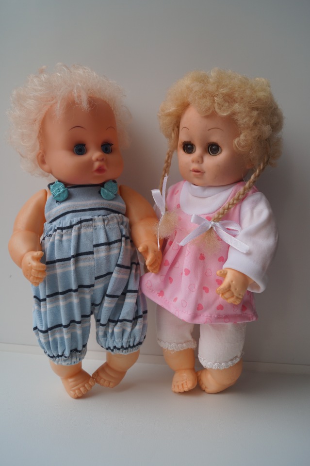 Вторая выписка октября. Машенька здорова. Кукла из лужи стала милашкой. Коровка замычала. Как поставить Лолочку на ножки,