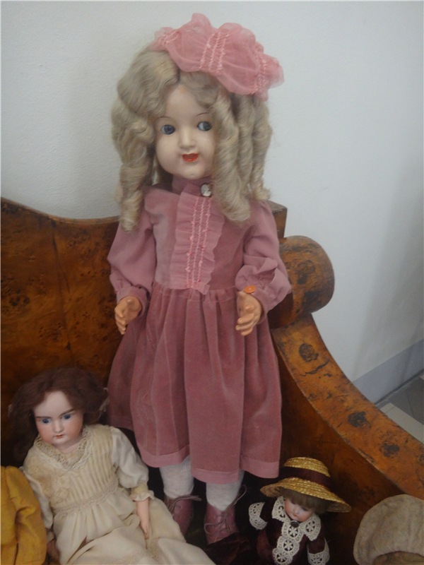 Выставка " Лабиринты кукольной жизни"