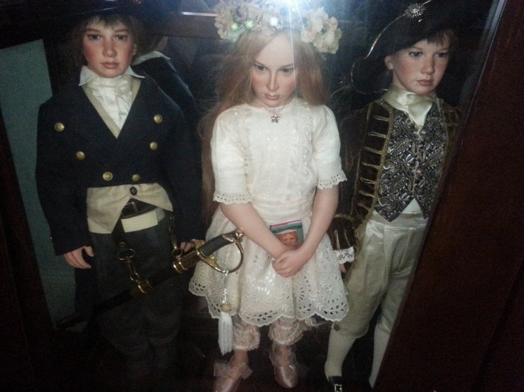 История о том, как я поставила кукол в витрину. Проект "За стеклом"