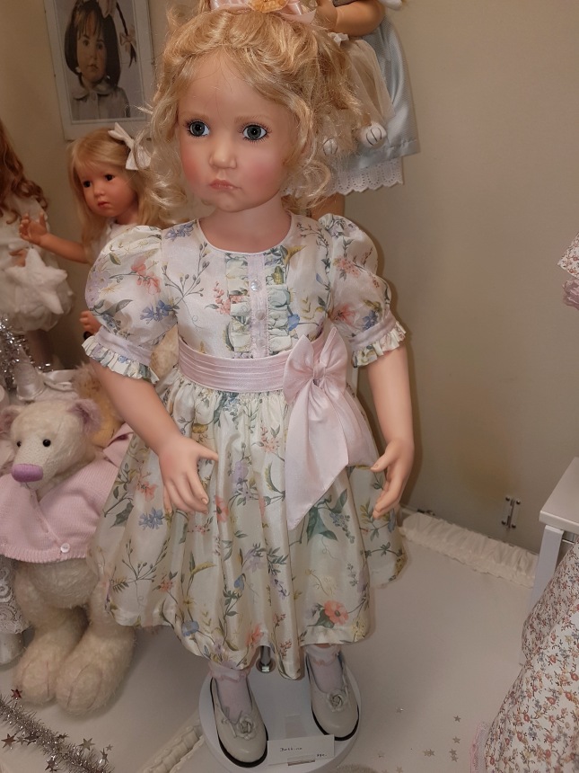 Рождественская встреча в магазине/клубе коллекционных кукол