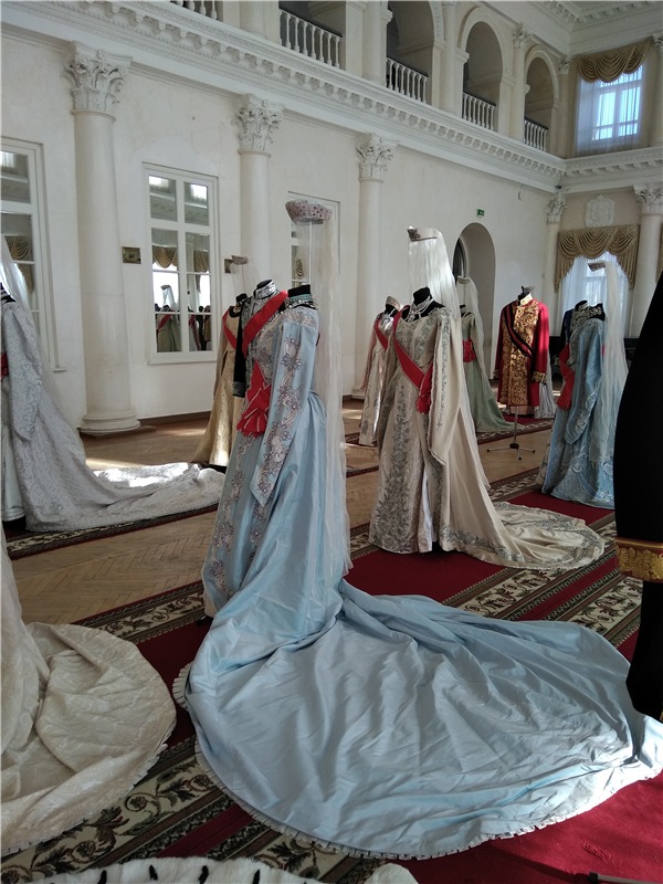 Выставка костюмов к фильму " Матильда"