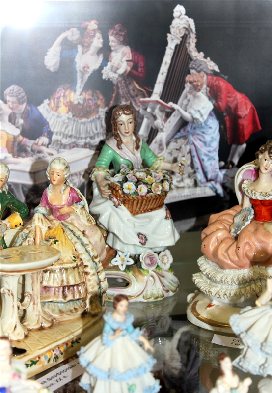 Выставка "Хрупкий мир фарфора", Старицкий краеведческий музей