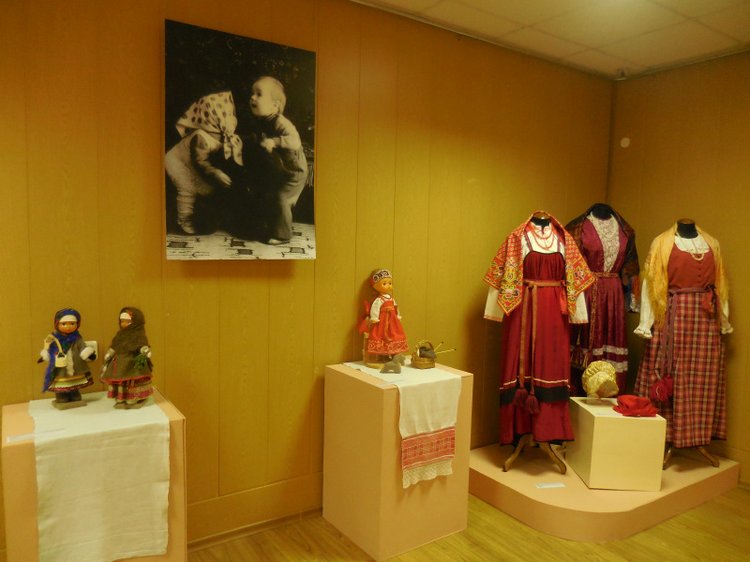 "Девки, жонки и кукольные наряжонки"