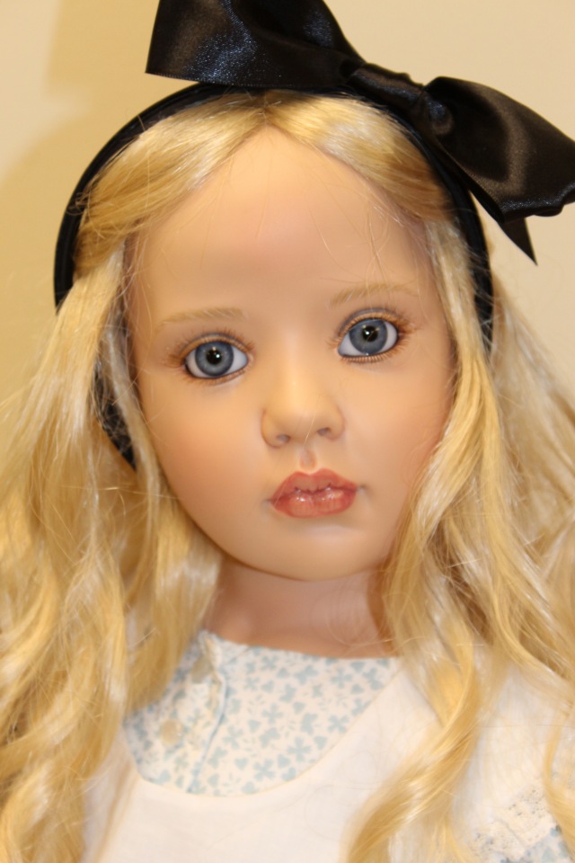 Встреча коллекционеров в магазине. Выбор кукол из новой коллекции Гюнзел. Часть первая - Алиса. ОПРОСНИК (фото 2)