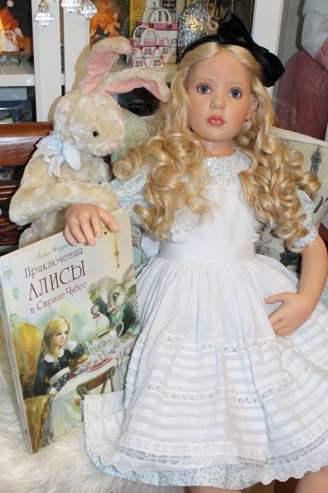 Алиса из Страны Чудес и ее кролик