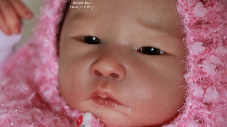 очень странную малышку