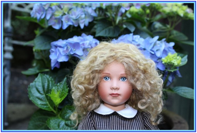 Sonja гуляет в саду. Коллекционная кукла от Helen Kish