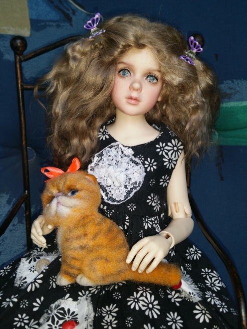 В поисках образа. Розочка примеряет парички. Опросник