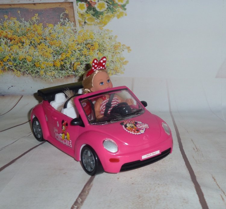 Встречаем сестру Минни в кабриолете