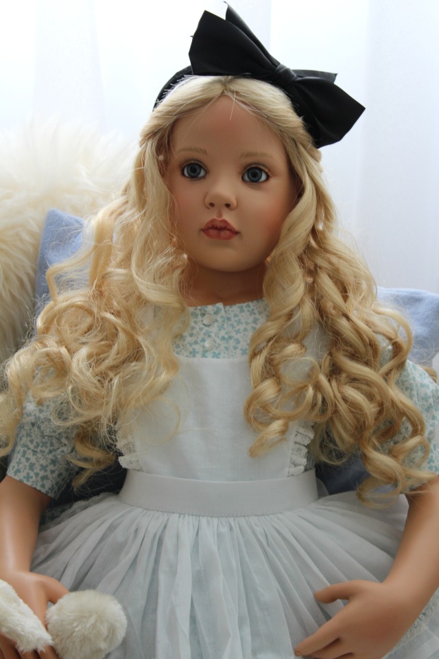 Алиса из Страны Чудес и ее кролик (фото 7)