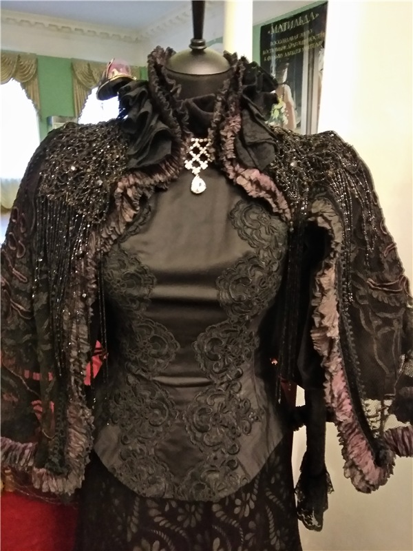 Выставка костюмов к фильму " Матильда", часть 2