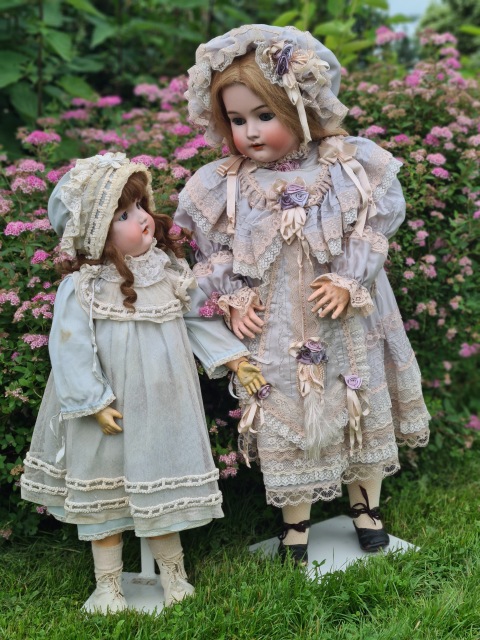 Приглашаем всех на прогулку двух сестричек