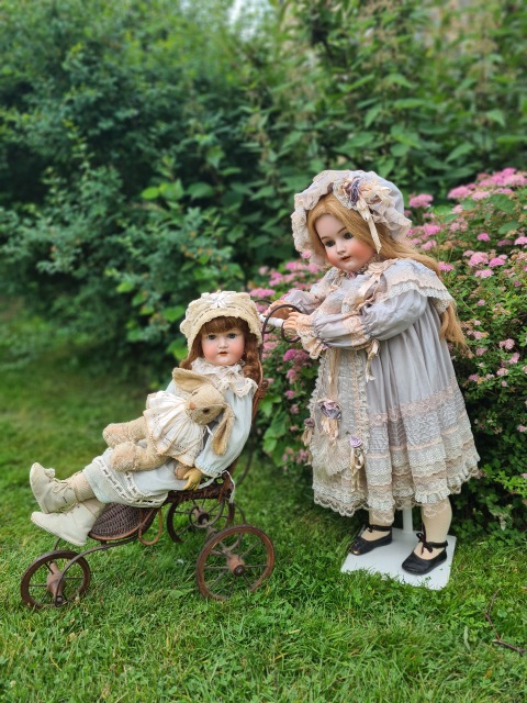 Приглашаем всех на прогулку двух сестричек