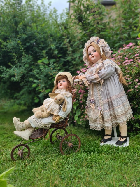 Приглашаем всех на прогулку двух сестричек