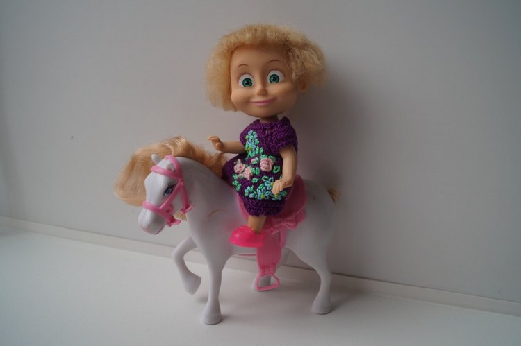 Вторая выписка октября. Машенька здорова. Кукла из лужи стала милашкой. Коровка замычала. Как поставить Лолочку на ножки,