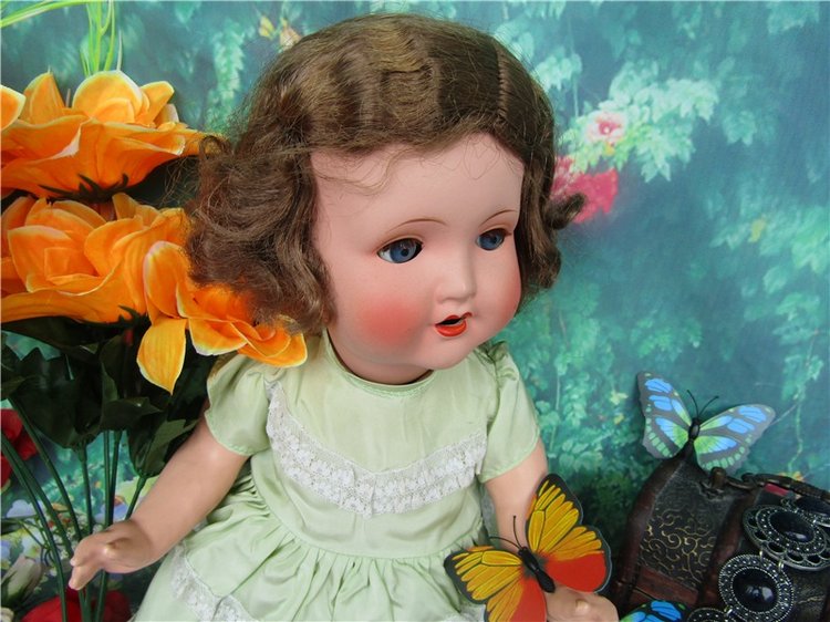 На лесной полянке чудо - на цветочках бантики. Это бабочки расселись, как цветные фантики