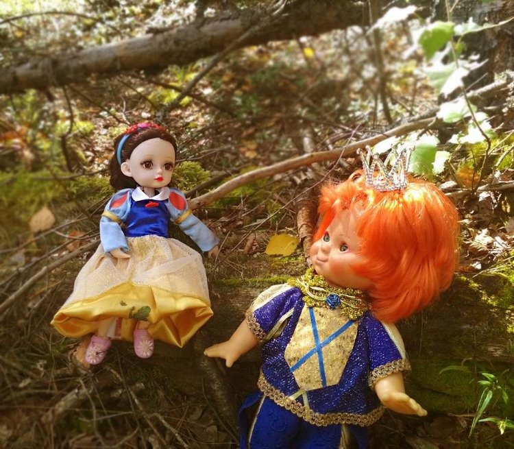 Осеннею порой под старою сосной... Принц, Белоснежка и гномы... встречаются