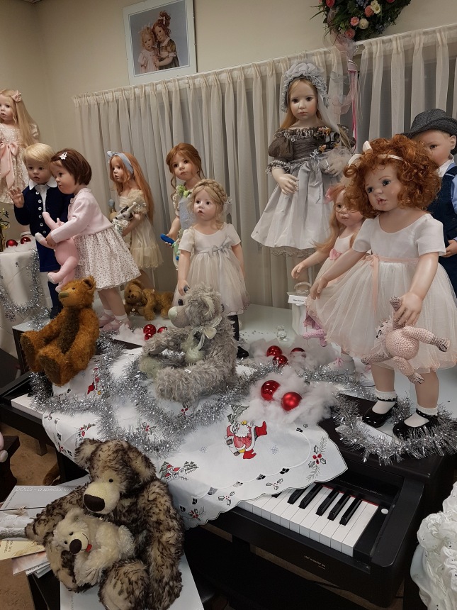 Рождественская встреча в магазине/клубе коллекционных кукол