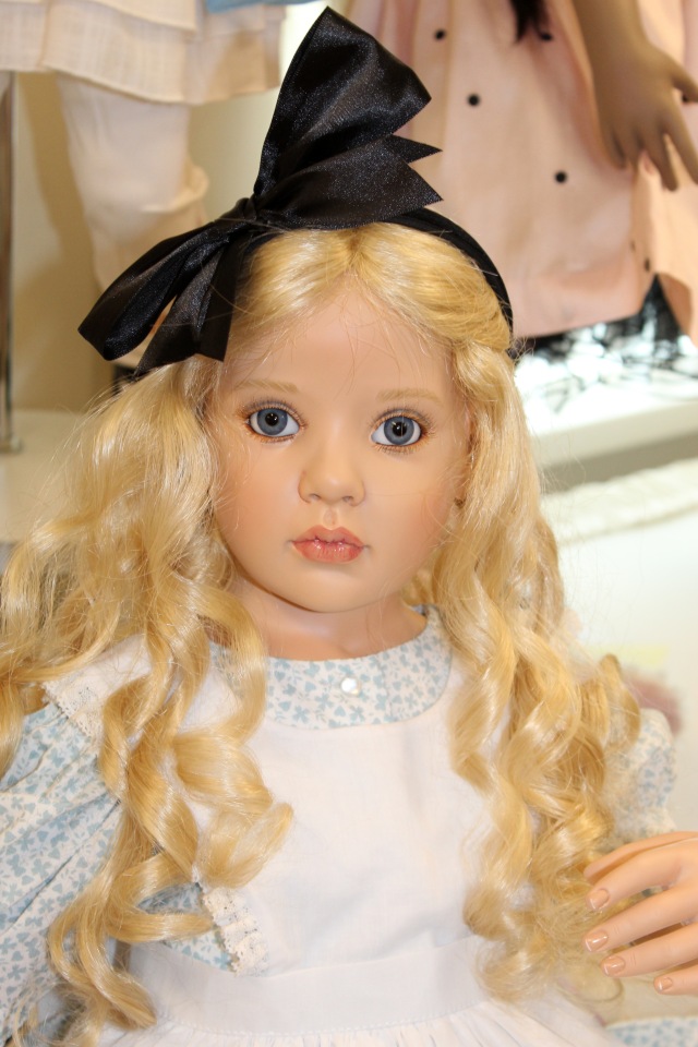 Встреча коллекционеров в магазине. Выбор кукол из новой коллекции Гюнзел. Часть первая - Алиса. ОПРОСНИК