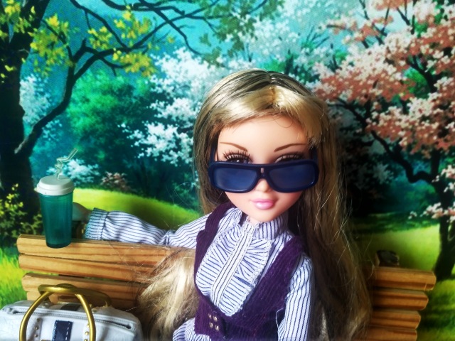 Кукла с красивыми глазами