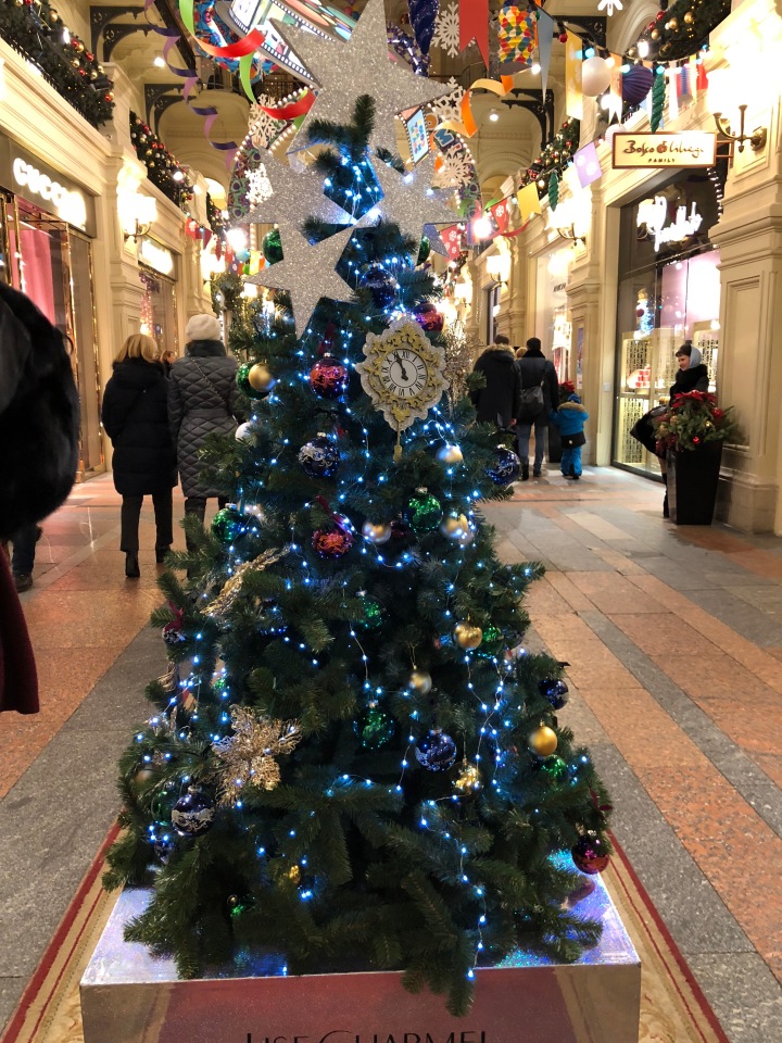 Москва предновогодняя... выставка новогодних елок в ГУМе - очень красиво