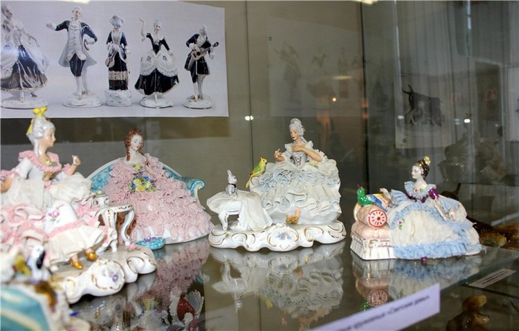 Выставка "Хрупкий мир фарфора", Старицкий краеведческий музей