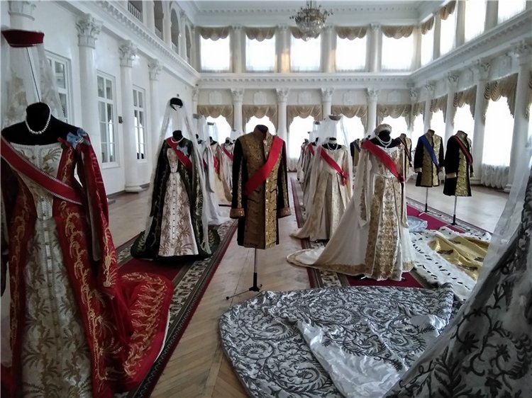 Выставка костюмов к фильму " Матильда"