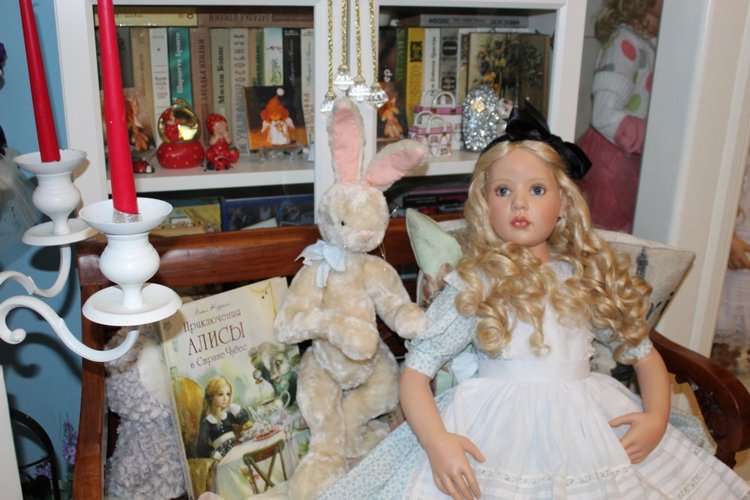 Алиса из Страны Чудес и ее кролик