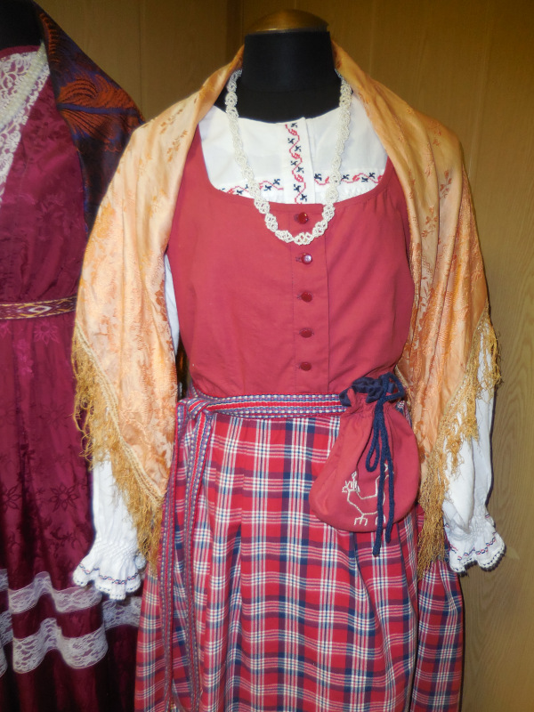 "Девки, жонки и кукольные наряжонки"