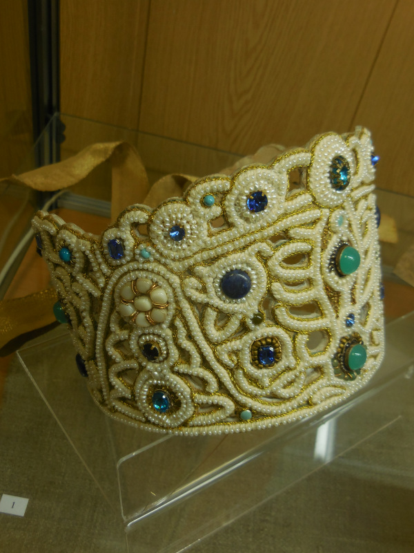 "Девки, жонки и кукольные наряжонки"