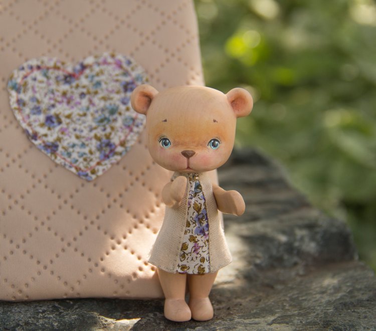 Мишка девочка с глазами из самого синего льда (вырезана из кедра, пахнет медом) (фото 8)