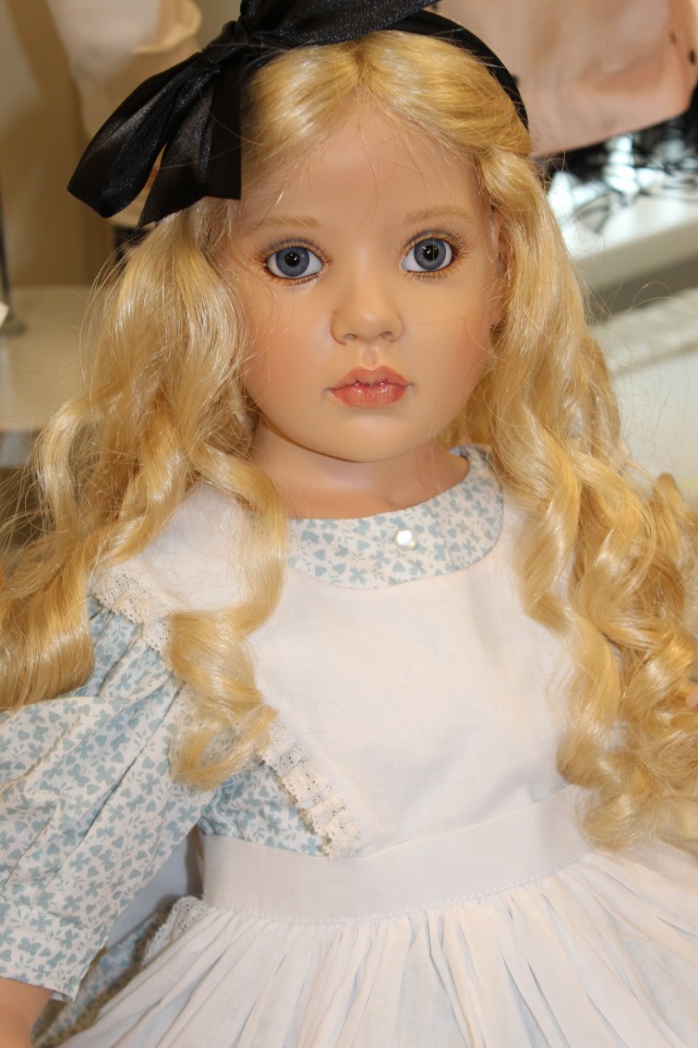 Встреча коллекционеров в магазине. Выбор кукол из новой коллекции Гюнзел. Часть первая - Алиса. ОПРОСНИК