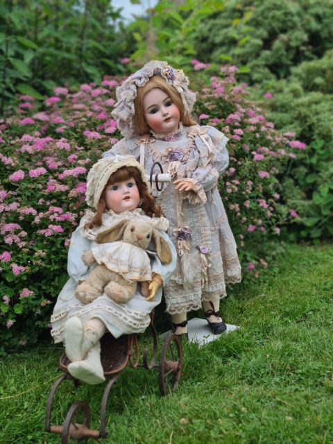 Приглашаем всех на прогулку двух сестричек