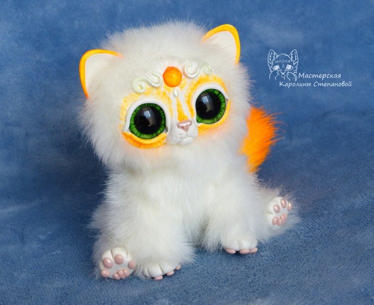 Котик Мирис играет с утенком и совятами