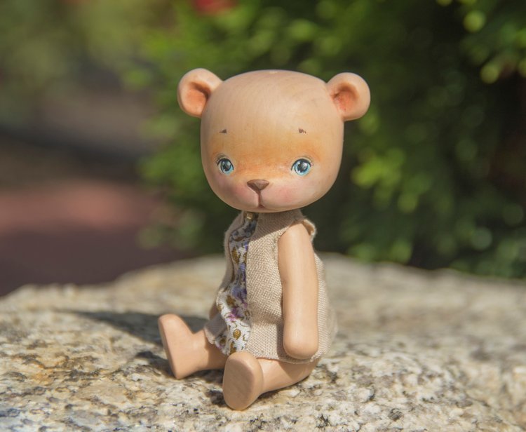 Мишка девочка с глазами из самого синего льда (вырезана из кедра, пахнет медом) (фото 7)