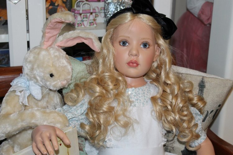 Алиса из Страны Чудес и ее кролик