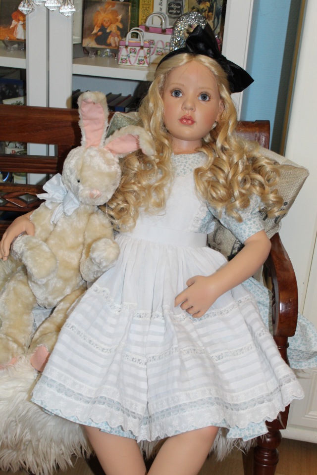 Алиса из Страны Чудес и ее кролик