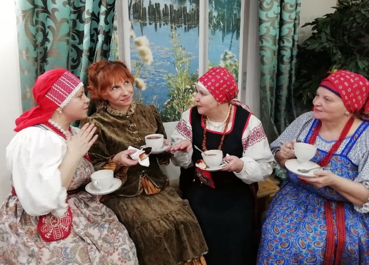 "Девки, жонки и кукольные наряжонки"