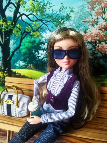 Кукла с красивыми глазами