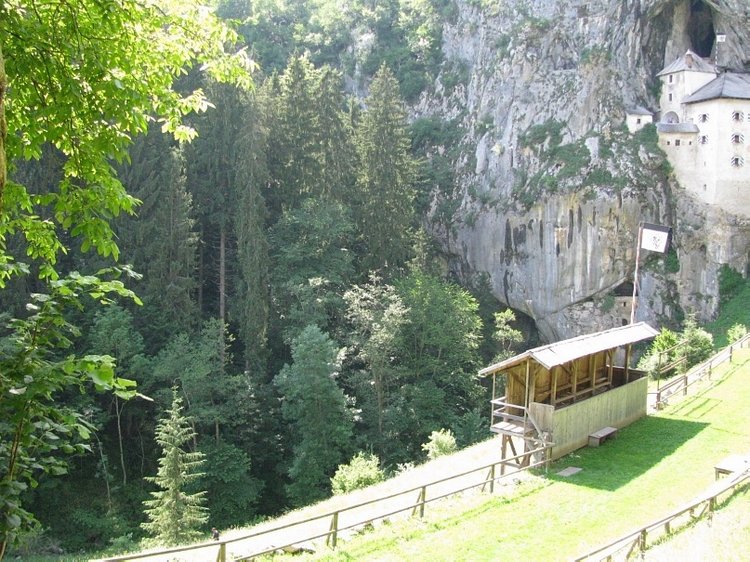 Незабываемая экскурсия по Словении: Постойная Яма и Предъямский замок