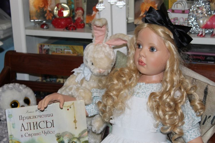 Алиса из Страны Чудес и ее кролик