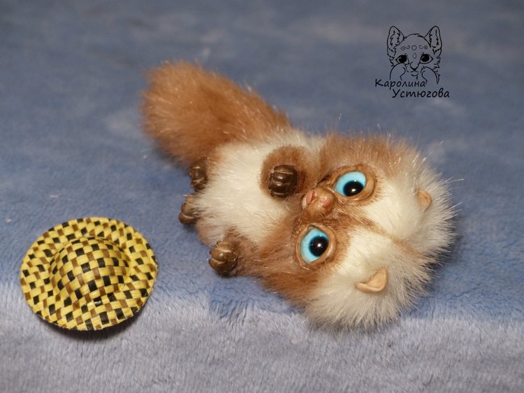 Котенок в шляпе — Игрушки в смешанной технике (мех и глина): Арт