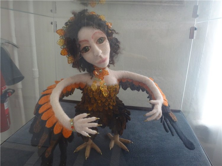 Выставка " Лабиринты кукольной жизни"