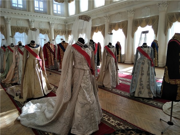 Выставка костюмов к фильму " Матильда"