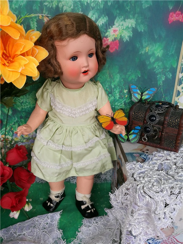 На лесной полянке чудо - на цветочках бантики. Это бабочки расселись, как цветные фантики