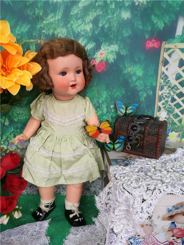 На лесной полянке чудо - на цветочках бантики. Это бабочки расселись, как цветные фантики