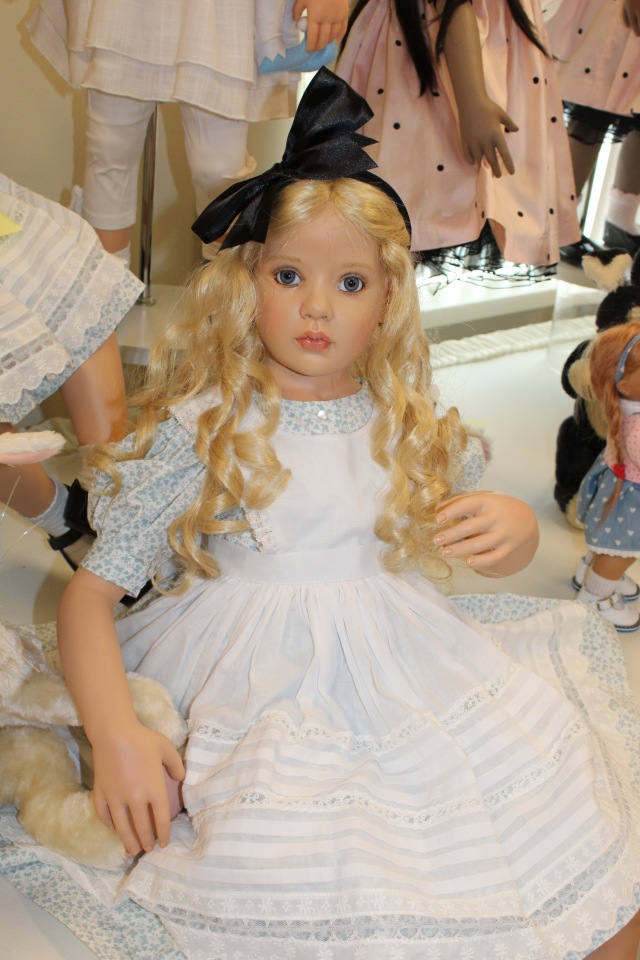 Встреча коллекционеров в магазине. Выбор кукол из новой коллекции Гюнзел. Часть первая - Алиса. ОПРОСНИК