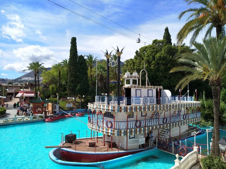 Тайна моего имени. Часть девятая. Испания, Бенальмадена, Парк Тиволи. Лесли путает все планы